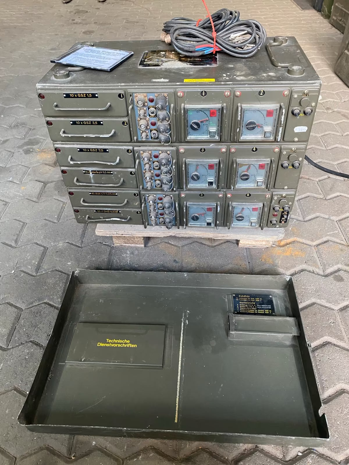 Ladegerät Bundeswehr Benning Bochold 1971 Batterien